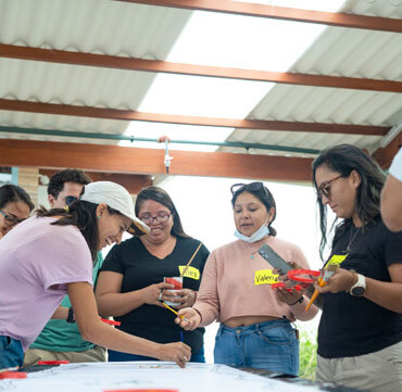 Participantes ratifican su compromiso con la visión y prototipos del sistema de alimentos del mar de Galápagos. 16