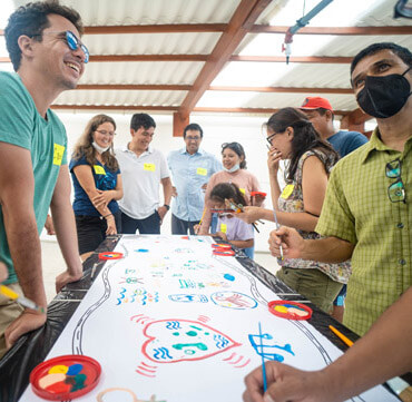 Participantes ratifican su compromiso con la visión y prototipos del sistema de alimentos del mar de Galápagos. 21
